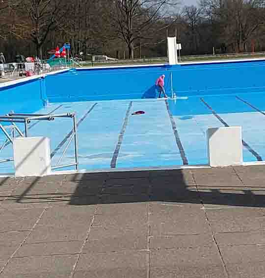 Vorbereitungen auf die Freibadsaison Schwimmbecken bekommt einen neuen Farbanstrich mit OSTAcolor CKF Schwimmbeckenfarbe, wie hier im Kleefelder-Bad Annabad in Hannover