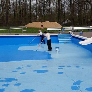Schwimmbecken bekommt einen neuen Farbanstrich, wie hier im Kleefelder-Bad Annabad in Hannover